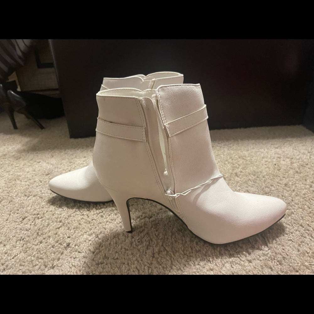 White heeled snow boots